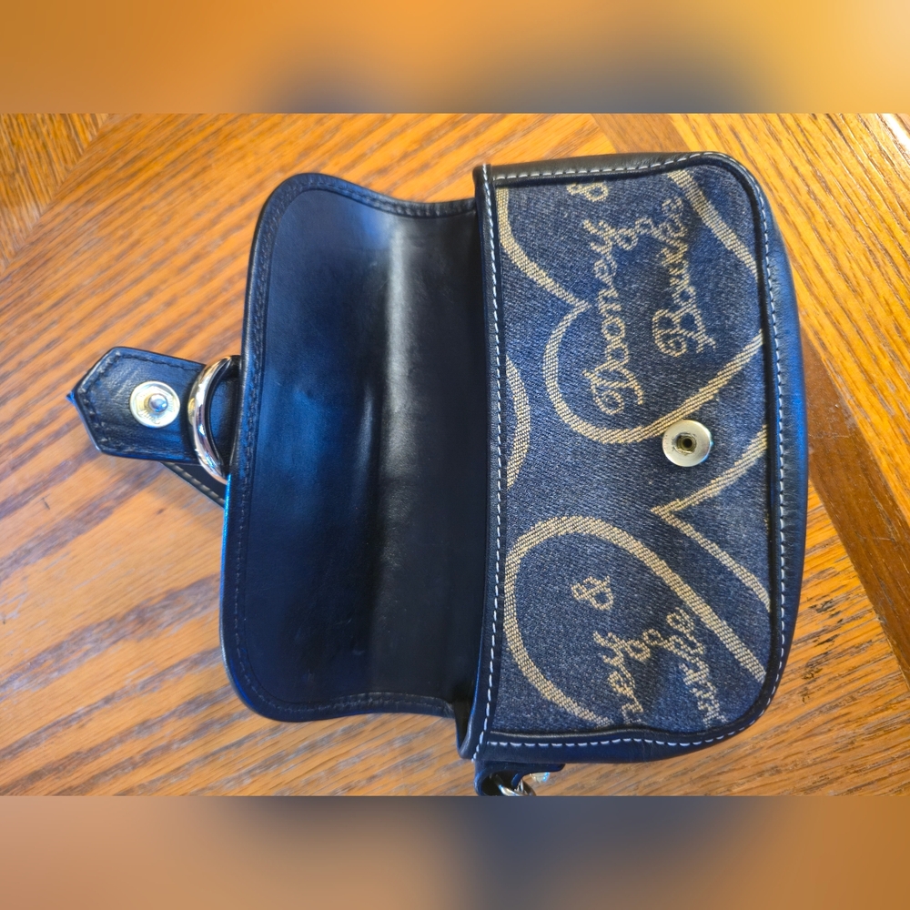 Dooney & Bourke Wristlet Black Leather & Black And Tan Signature Heart Canvas - Picture 4 of 6